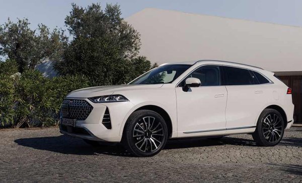 По-големият брат на GWM WEY 03. Това е премиум SUV plug-in хибрид с 9-степенна HDCT трансмисия и максимална мощност от 476 к.с.. Радва с луксозен дизайн и усъвършенствани технологии за максимален комфорт и ефективност. Цената му в България започва от 109 990 лв.

С неговата батерия от 39,67 kWh може да изминете 146 км само на ток. Освен това може да работи изцяло на електричество за по-голямата част от ежедневното шофиране благодарение на задвижването с един педал за възстановяване, три EV режима на шофиране, 11 kW AC зареждане и 50 kW DC зареждане.